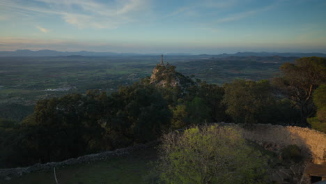 Vista-Panorámica-De-La-Cima-De-La-Colina-De-Sant-Salvador-Y-La-Cruz-En-Mallorca-Al-Atardecer