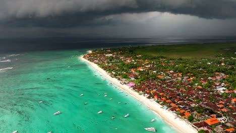 Tormentosas-Y-Oscuras-Nubes-Siniestras-Sobre-El-Agua-Turquesa-Del-Océano-Y-La-Playa-De-Nusa-Lembongan-En-Indonesia