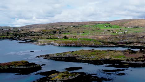 Un-Tiro-De-Retroceso-De-4-K-En-El-Muelle-De-Ballycovane,-Península-De-Beara,-Cork,-Irlanda,-Mirando-Al-Norte