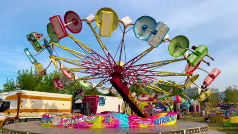 Carrusel-De-Sillas-De-Parque-De-Atracciones-Girando-Contra-El-Cielo-Azul