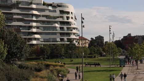 Milán,-20-De-Septiembre-De-2021:-Un-Día-De-La-Vida-Diaria-En-Milán,-En-El-Distrito-De-Citylife,-Gente-Caminando.