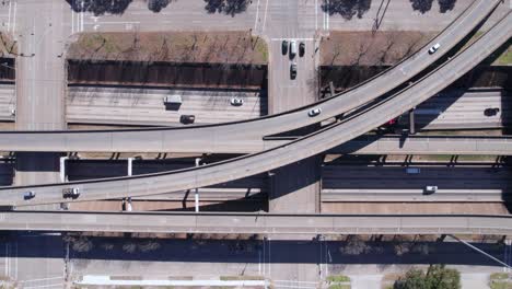 Vista-Aérea-A-Vista-De-Pájaro,-Tráfico-En-El-Cruce-Y-Cruce-De-Autopistas-Americanas,-Disparo-De-Drones-De-Arriba-Hacia-Abajo