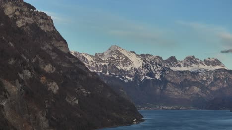 Toma-De-Drones-De-Walensee-En-Suiza---Montañas-Con-Nieve-Y-Un-Lago-Azul