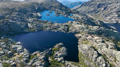 Gruppe-Von-Lagunenbrunnen-De-Loriga,-Die-Als-Wasserreservoirs-Dienen,-Serra-Da-Estrela