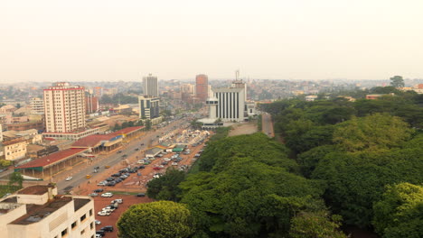 Coches-Circulando-Por-El-Boulevard-Du-20-Mai-Junto-A-Una-Institución-Financiera-En-Yaundé,-Camerún