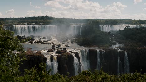 Famoso-Complejo-De-Cascadas-Más-Grande-De-Las-Cataratas-Del-Iguazú-En-Brasil,-América-Del-Sur