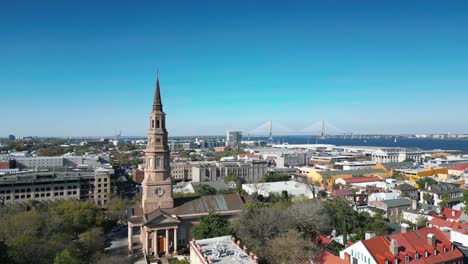 Una-Toma-Con-Plataforma-Rodante-De-La-Iglesia-De-San-Felipe-En-El-Centro-De-Charleston,-Carolina-Del-Sur