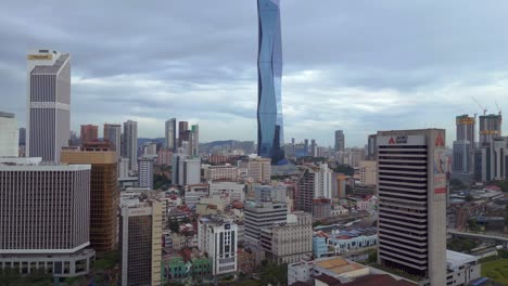 Bandera-Merdeka-118-En-El-Asta-De-La-Bandera-En-La-Ciudad-De-Kuala-Lumpur,-Cielo-Nublado