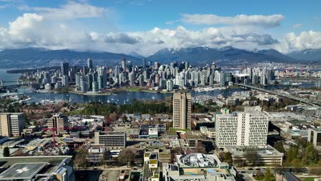 Horizonte-Del-Centro-De-Vancouver-Y-False-Creek-Desde-Fairview-Con-El-Hospital-General-De-Vancouver-En-Canadá