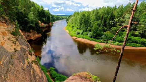 Panorámico-Acantilado-Erglu-Río-Klintis-A-Través-De-Un-Paisaje-De-Bosque-Verde-Letonia-Acantilado-Parque-Nacional-Gauja-Espacioso-Paisaje-Natural-En-Europa