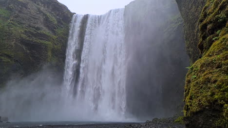 Cámara-Lenta,-Cascada-De-Skogafoss-Islandia-En-Un-Día-Lluvioso