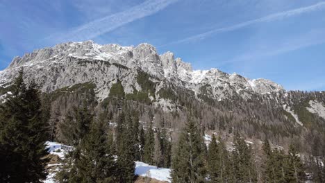 Preciosa-Cadena-Montañosa-Alpina-Con-Picos-Nevados,-Un-Popular-Destino-De-Senderismo-Visible-Desde-Nassfeld-Durante-El-Invierno-En-Austria