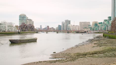 Vauxhall-Bridge-Und-Die-Themse-Mit-Der-Londoner-Innenstadt-Im-Hintergrund