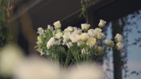 bunch-of-white-roses-in-a-vase