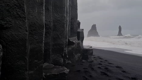 Islandia,-Playa-De-Arena-Negra