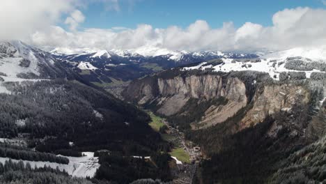 Luftaufnahme-Des-Majestätischen-Tals-In-Den-Französischen-Alpen,-Morzine,-Frankreich,-4k
