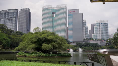 Vista-Del-Horizonte-Desde-Los-Jardines-Del-Lago-Perdana-En-Kuala-Lumpur,-Malasia