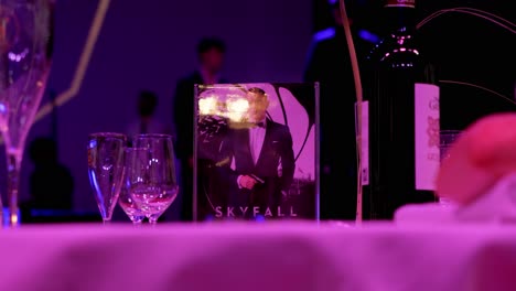 A-gala-table,-with-its-glasses,-its-bottle-of-wine-and-the-theme-is-cinema,-the-table-in-question-is-"skyfall"-007