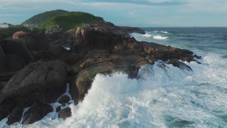 Wellen-Krachen-Heftig-Gegen-Die-Felsen-Entlang-Der-Atlantikküste-In-Brasilien