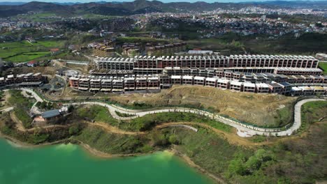 Residencia-Junto-Al-Lago:-Villas-En-Construcción-En-Las-Afueras-De-La-Capital,-Ubicadas-A-Lo-Largo-De-La-Orilla-Del-Lago-De-Farka-En-Albania