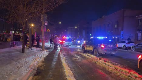 Oficiales-De-Policía-Y-Residentes-Caminando-Cerca-De-Un-Incendio-En-Montreal,-Canadá,-En-Una-Noche-De-Invierno