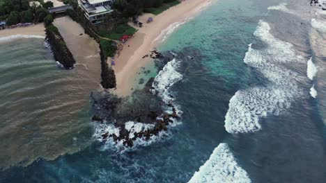 Drohnenansicht-Eines-Tropischen-Strandes-Mit-Strandhäusern-In-Sri-Lanka