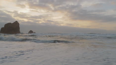 Welle-Bricht-Bei-Sonnenuntergang-An-Einem-Sandstrand