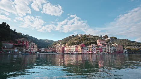 Vista-Estática-Desde-El-Puerto-Del-Pintoresco-Portofino-Con-Edificios-De-Colores-Pastel