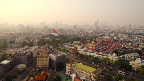 Tráfico-En-La-Ciudad-De-Bangkok-Al-Amanecer-En-Una-Mañana-Brumosa
