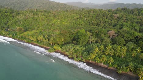 Pacific-Ocean-meets-the-lush-jungle-of-the-Chocó-region-at-Playa-Mecana-on-the-Pacific-Coast-of-Colombia