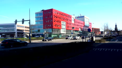 Die-Markante-Rot-weiße-Architektur-Des-Gebäudes-Der-Hogeschool-Utrecht-Nördlich-Des-Stadtzentrums