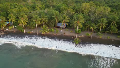 Flug-Entlang-Des-Abgelegenen-Strandes-Playa-Mecana-In-Der-Nähe-Von-Bahía-Solano-Im-Departement-Chocó-An-Der-Pazifikküste-Kolumbiens