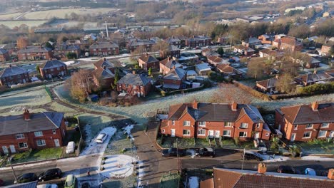 Die-Winteransicht-Aus-Der-Drohnenperspektive-Erfasst-Die-Typische-Britische-Städtische-Wohnsiedlung-Des-Dewsbury-Moore-Council-Estate-Mit-Reihenhäusern-Aus-Rotem-Backstein-Und-Dem-Industriellen-Yorkshire