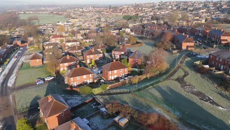 Die-Winteransicht-Aus-Der-Drohnenperspektive-Erfasst-Die-Typische-Britische-Städtische-Wohnsiedlung-Des-Dewsbury-Moore-Council-Estate-Mit-Reihenhäusern-Aus-Rotem-Backstein-Und-Dem-Industriellen-Yorkshire