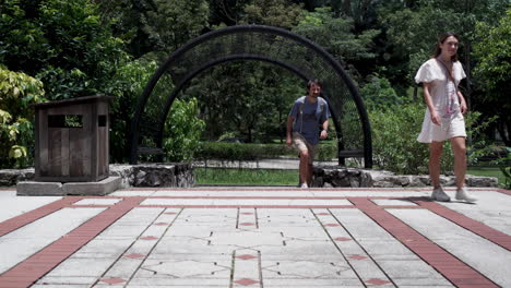 Torbogen-Mit-Vorbeigehenden-Touristen-Im-Perdana-Botanical-Gardens-In-Kuala-Lumpur,-Malaysia