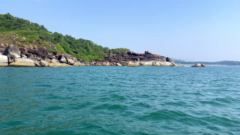 Olas-Del-Océano-Y-Costa-Rocosa-En-Un-Día-Soleado-Goa-India-4k