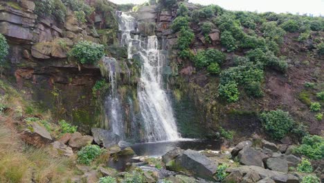 Luftaufnahmen-Von-Einem-Hohen-Felsigen-Wasserfall-In-Den-Yorkshire-Dales,-Pennies