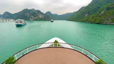 Vista-Simétrica-Desde-La-Proa-Del-Crucero-Hacia-La-Bahía-De-Ha-Long-Y-El-área-Patrimonial-De-La-Bahía-De-Lan-Ha-En-Vietnam