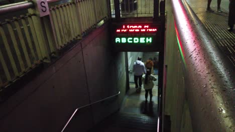 Gente-Entre-El-Metro-Subterráneo-Bajando-Las-Escaleras-En-La-Ciudad-De-Buenos-Aires-Metro-Noche-Ciudad-Tráfico-Avenida-En-La-Noche-Metropolitana-Sudamericana-Lluviosa-Mojada