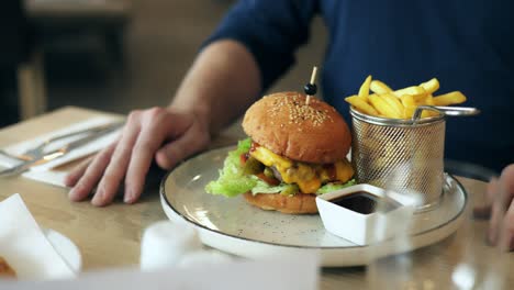 Deliciosa-Hamburguesa-Con-Queso-Con-Derretimiento-Perfecto-Y-Verduras-Frescas-Y-Una-Canasta-De-Papas-Fritas