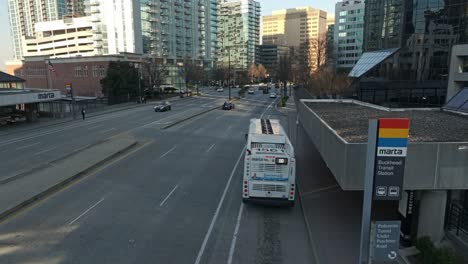 Transitbus-Verlässt-Den-Bahnhof-In-Der-Stadt-Atlanta,-Georgia,-Usa