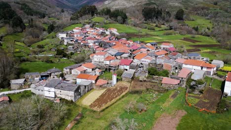 Campos-Verdes-En-La-Ciudad-De-Rebordechao,-Vilar-De-Barrio,-Ourense,-Galicia,-España---Antena