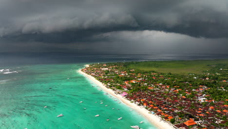 Playa-De-La-Isla-Nusa-Lembongan,-Ciudad-Y-Mar-Durante-El-Tifón-Con-Nubes-Oscuras-En-Bali,-Indonesia