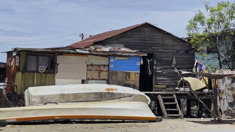 Shanty-House-Hanuabada-village-in-Port-Moresby