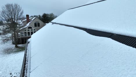 Sonnenkollektoren-Auf-Einem-Schneebedeckten-Amerikanischen-Haus