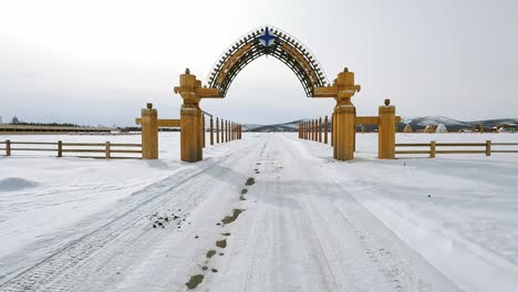 Bogen-Am-Eingang-Zum-Gelände-Des-Jakutischen-Nationalfeiertags