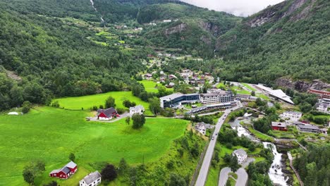 Malerische-Landschaft-Norwegens,-Luftaufnahme,-Geiranger-Dorf-Und-Grüne-Hügel