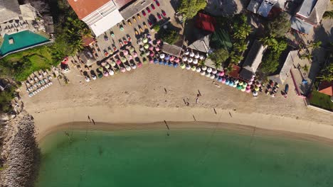 Vista-Aérea-De-La-Playa-De-La-Bahía-De-Santa-Cruz,-Mostrando-Personas-Disfrutando-De-Diversas-Actividades.