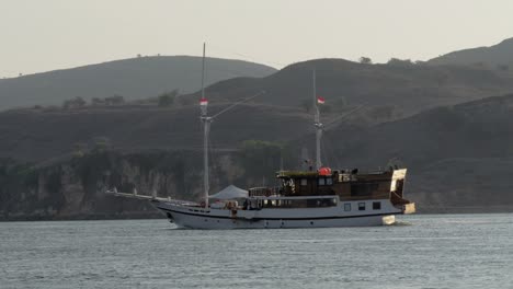 Komodo-Sailing-Boat-Tour-In-The-Ocean-In-Indonesia