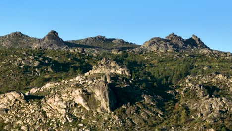 Escarpado-Paisaje-Montañoso-De-La-Serra-Da-Estrela-Con-Formaciones-Rocosas